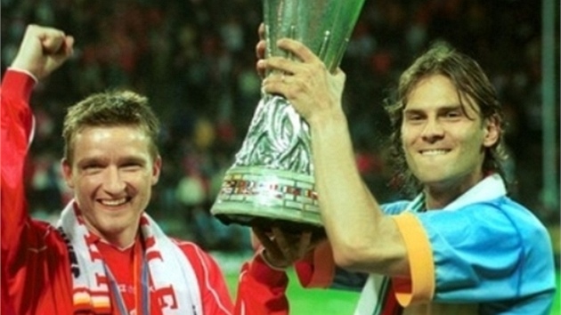 Vladimr micer a Patrik Berger (vpravo) se raduj s trofej pro vtze Pohru UEFA.