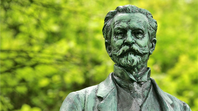 Replika sochy zakladatele lázní v Kyselce Heinricha Mattoniho zdobí park po osmi letech.