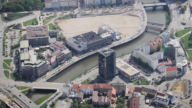 Obchodn dm Tesco u Americk tdy v Plzni (na snmku samostatn stavba vlevo) a vedle nj vpravo plocha po zbouranm Dom kultury Inwest, kde ml stt obchodn komplex Corso.