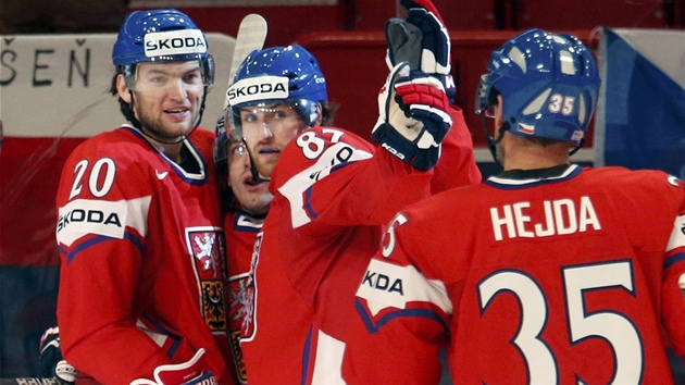 Čeští hokejisté se radují z gólu Petra Koukala v zápase se Slovinskem.