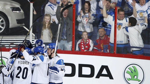 Finové na ledě i v hledišti se radují z gólu v zápase s Ruskem.