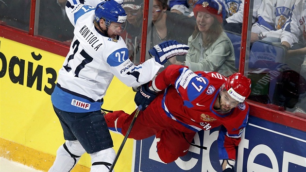 Finský hokejista  Petri Kontiola posílá "k ledu" Rusa  Alexandra Radulova.