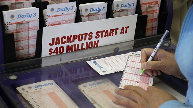 Sta�� po��dn� vyplnit tiket a m��e s v�s b�t miliard��. Tedy pokud si vsad�te v USA hru Powerball...