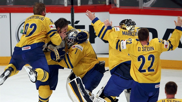 ZLATÁ RADOST. Švédští hokejisté se radují po sedmi letech z titulu mistrů světa.