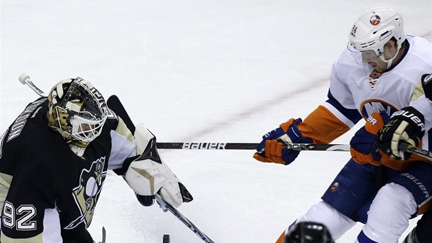 Tom Vokoun z Pittsburghu zasahuje proti Bradu Boyesovi z NY Islanders.