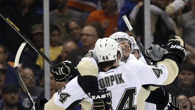 Pittsburt hokejist slav gl Brookse Orpika, kter tm posunul do druhho kola boj o Stanley Cup.