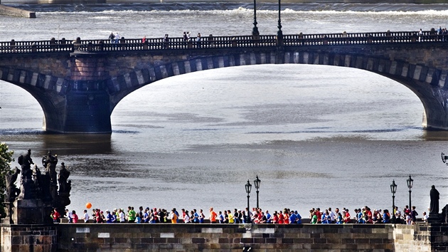 Maratont bci pekrauj prask Karlv most.