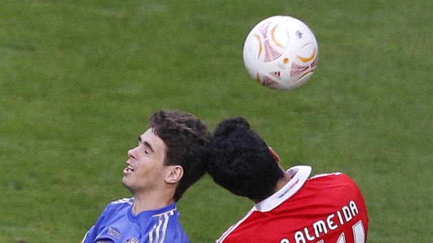 Oscar (vlevo) z Chelsea v hlavikovm souboji s Andrem Almeidou z Benfiky.