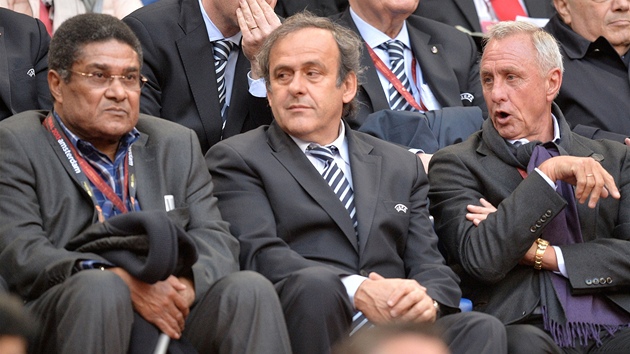 TI LEGENDY. Finle Evropsk ligy sleduj (zleva) Eusebio, Michel Platini a Johan Cruyff.