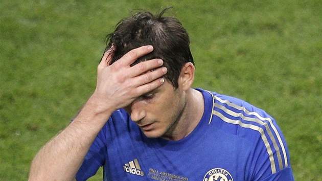 Frank Lampard se div, jak mohla Chelsea hrt v prvnm poloase tak patn.