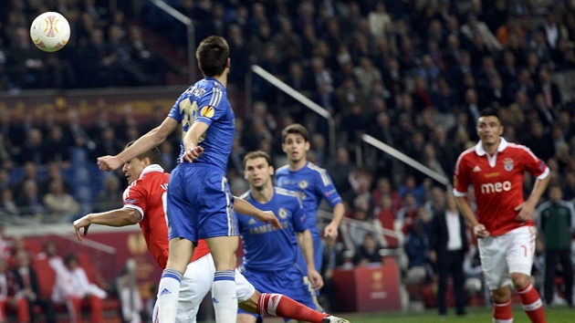Cesar Azpilicueta (ve vskoku) z Chelsea prv zahrl rukou, Benfica bude kopat penaltu.