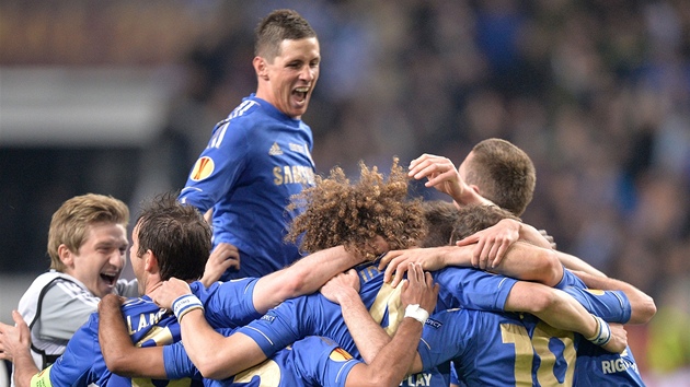OSLAVY VYPUKLY. Chelsea triumfovala v Evropsk lize. Nejve si v klubku slavcch hr vyskoil stelec prvnho glu Fernando Torres.