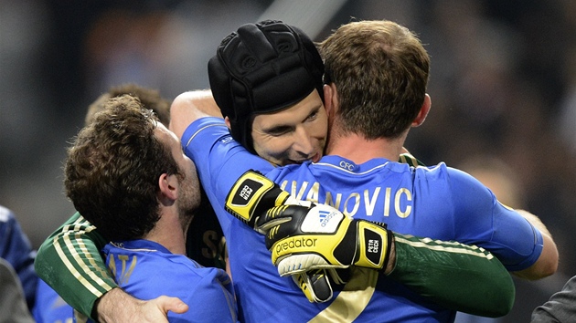 Petr ech objm Branislava Ivanovie, mue, kter pro Chelsea zadil triumf v Evropsk lize.