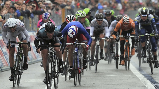 Mark Cavendish (ern helma) spurtuje pro vhru ve 12. etap Giro dItalia.