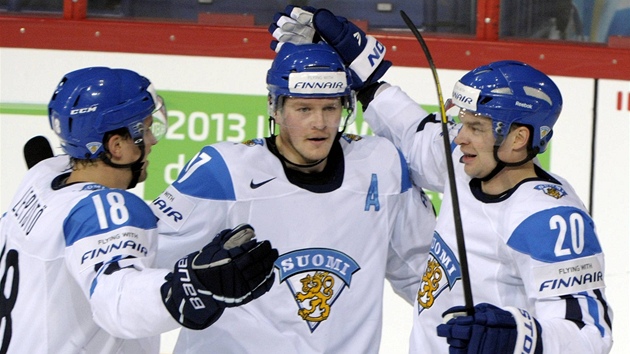 Finsk tonk Petri Kontiola si pipsal dal gl, blahopej Sami Lepist (vlevo) a Janne Pesonen.