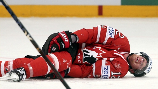 Kanadská hvězda Eric Staal leží na ledě s poraněným kolenem.