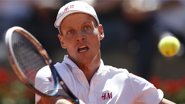 Tom Berdych ve tvrtfinle tenisovho turnaje v m proti Novaku Djokoviovi.