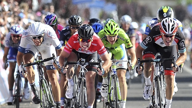 Mark Cavendish (v ervenm) jede pro triumf ve 13. etap na Giro dItalia.