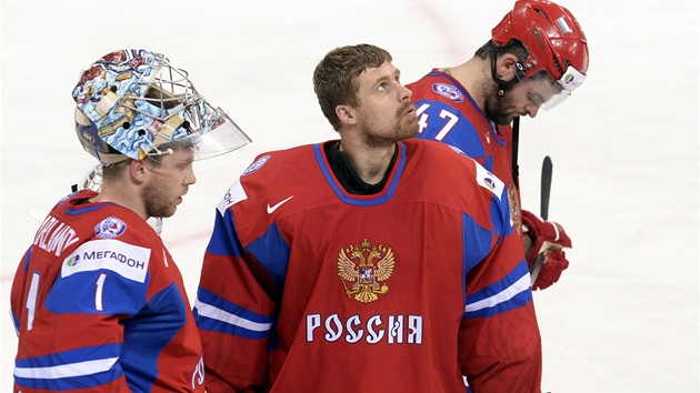 TO JE OSTUDA. Rut hokejist klop zrak po porce 3:8 ve tvrtfinle proti Spojenm sttm. Na snmku stoj zleva branki Sergej Varlamov a Ilja Bryzgalov, za nimi Alexandr Radulov. 