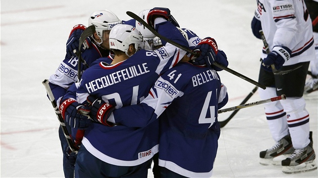 Hokejist Francie se raduj z glu proti USA.