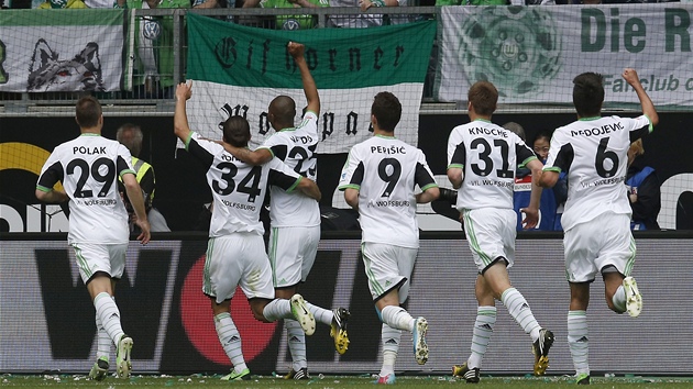 RADOST VLK. Fotbalist Wolfsburgu vetn Jana Polka (vlevo) oslavuj gl proti Dortmundu.