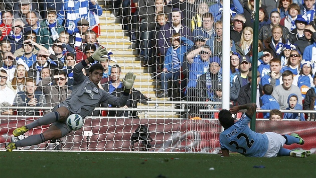 TO NEBUDE GL. Joel Robles, brank Wiganu, vyr stelu Carlose Tveze z Manchesteru City.