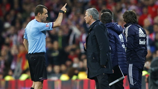 VYKZAN. Jos Mourinho, trenr Realu Madrid, musel zvr finle panlskho pohru proti Atltiku sledovat z tribuny.