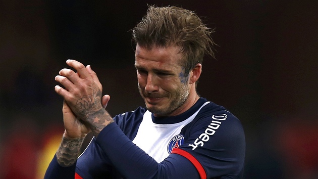 DOJATÁ HVĚZDA. David Beckham opouští hřiště při svém (zřejmě) předposledním utkání v kariéře.