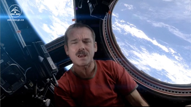 Kanadsk astronaut Chris Hadfield ve videoklipu Space Oddity od Davida Bowieho, kter na ISS sm nahrl. 