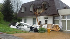 Trosky malého letadla, které havarovalo v Prostedním Lánov (11. kvtna 2013)