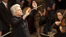 Kanadský dirigent Peter Oundjian diriguje Filharmonický orchestr francouzského