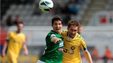 Za mí�em se �enou Pavel Eliá� (vlevo) z Jablonce a David Van�k z Jihlavy.