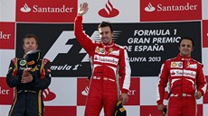 POZDRAV DIVÁKŮM. Fernando Alonso si užívá potlesk po vítězství ve Velké ceně