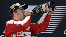 ZASLOUENÝ DOUEK. Fernando Alonso si uívá vítzství ve Velké cen panlska.