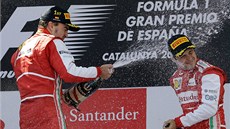 VZÁJEMNÁ SPRCHA. Vítz Fernando Alonso (vlevo) a jeho týmový kolega z Ferrari