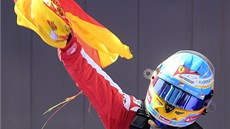 OSLAVA S VLAJKOU. Domácí borec Fernando Alonso po vítzství ve Velké cen