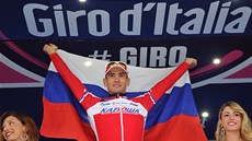 Maxim Bělkov s ruskou vlajkou slaví vítězství v deváté etapě cyklistického Gira.