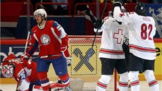 Simon Moser (vpravo) oslavuje sv�j gól s Ninem Niederreiterem. Vlevo jsou