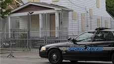 Policejní patrola hlídá zapeetný dm Ariela Castra v Clevelandu (14. kvtna