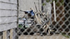 Odpadky na pozemku domu Ariela Castra (14. kvtna 2013)