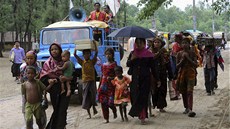 Lidé v Bangladéi prchají ped cyklonem do bezpeí.