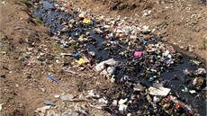 Odvrácená strana boulivého rozvoje - pohled na odpadky v jednom z indických
