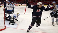 PRVNÍ OSLAVA. Americký hokejista Craig Smith (vpedu) jásá po úvodním gólu