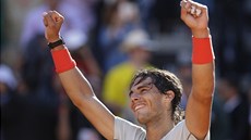 JSEM VÍT�Z. Ruce �pan�lského tenisty Rafaela Nadala mí�í vzh�ru po triumfu na