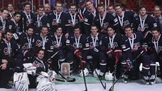 UŽ JE MAJÍ. Hokejisté USA pózují s bronzovými medailemi.