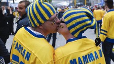 ŠVÉDSKÝ PÁR. Dvojice fanoušků se líbá před začátkem finále hokejového