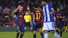 OSLAVA. Pedro Rodriguez (uprostřed) slaví svůj gól proti Valladolidu s Xavim,