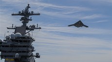 Bezpilotní letoun X-47B startuje z paluby letadlové lodi USS George H. W. Bush....