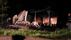 Po�ár karavanu a kiosku v �eperce vystra�il obyvatele v okolí. Foto: HZS