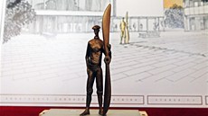 Bronzová figura Jana Kašpara v nadživotní velikosti. V ruce drží vrtuli letadla...